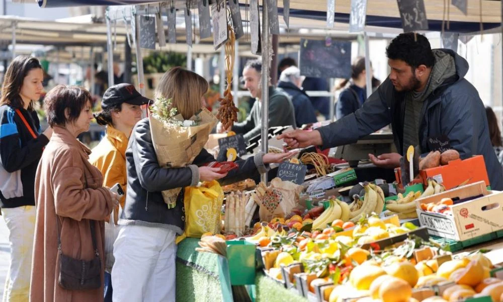 Γαλλικές πόλεις μοιράζουν κουπόνια τροφίμων